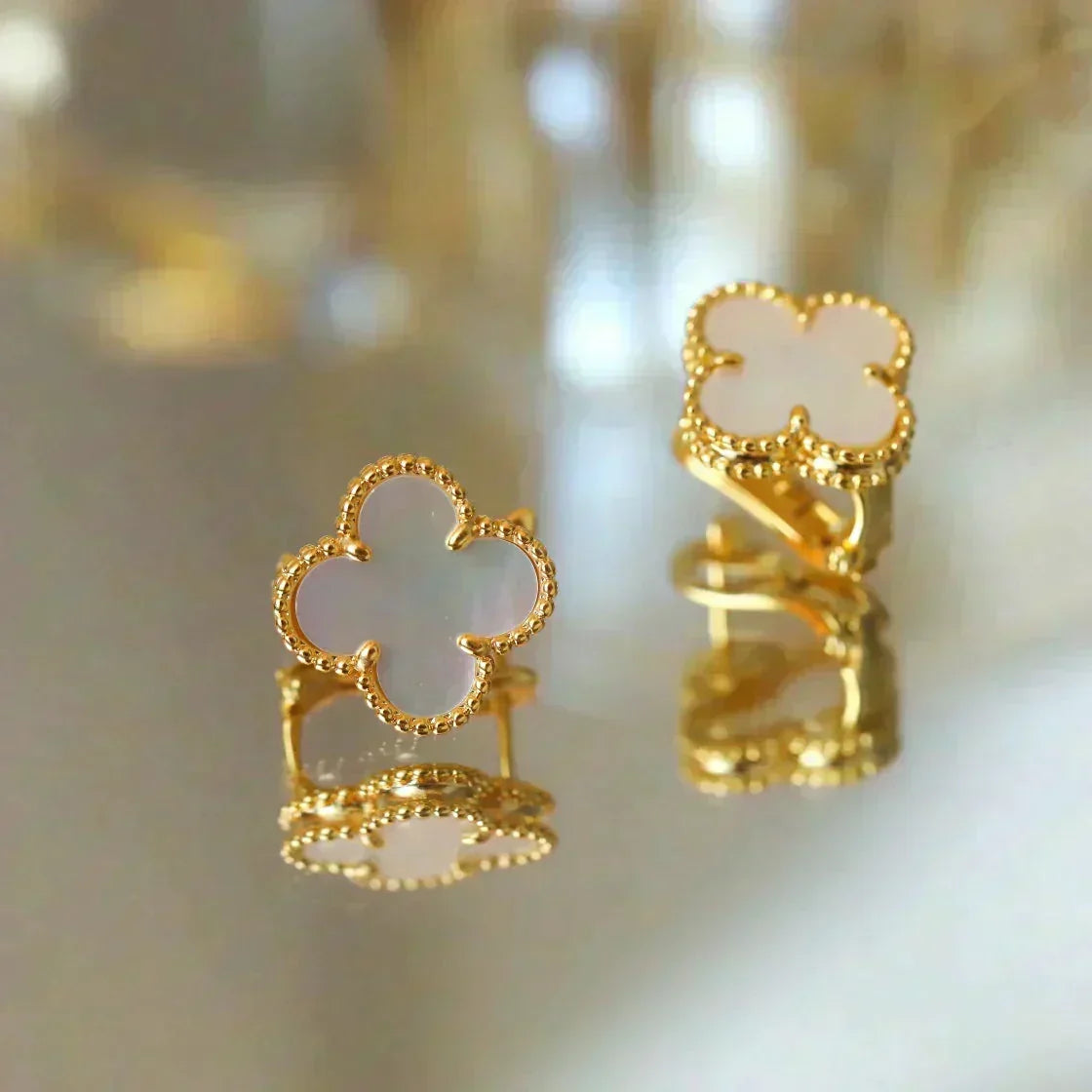 [Cyra]  CLOVER MEDIUM 1 MOTIFS  WHITE MOP STUD EARRINGS