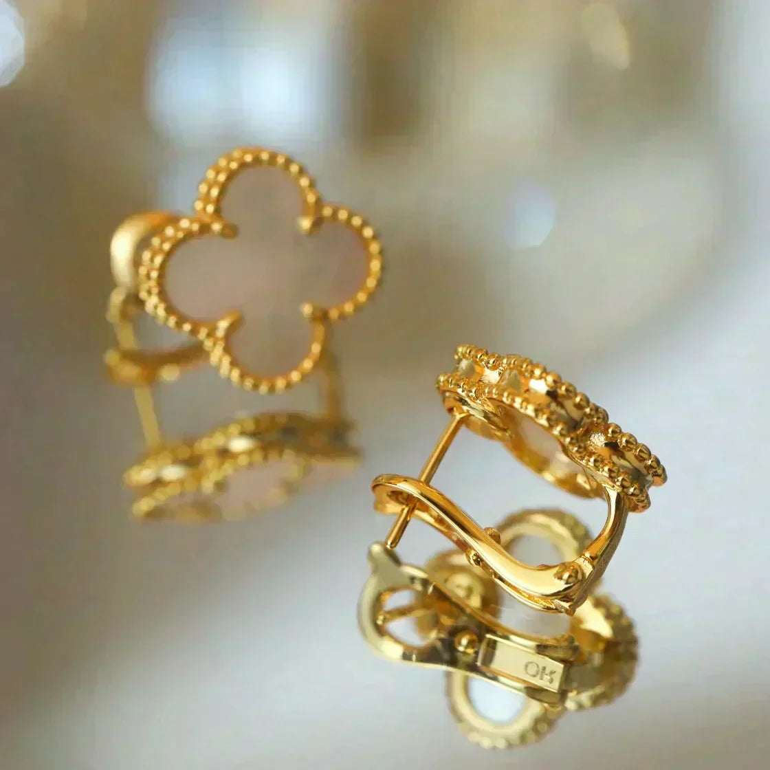 [Cyra]  CLOVER MEDIUM 1 MOTIFS  WHITE MOP STUD EARRINGS