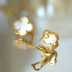 [Cyra]  CLOVER MEDIUM 1 MOTIFS  WHITE MOP STUD EARRINGS