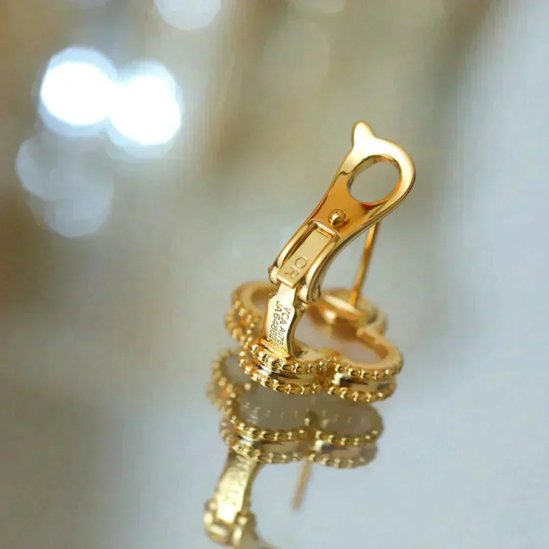 [Cyra]  CLOVER MEDIUM 1 MOTIFS  WHITE MOP STUD EARRINGS