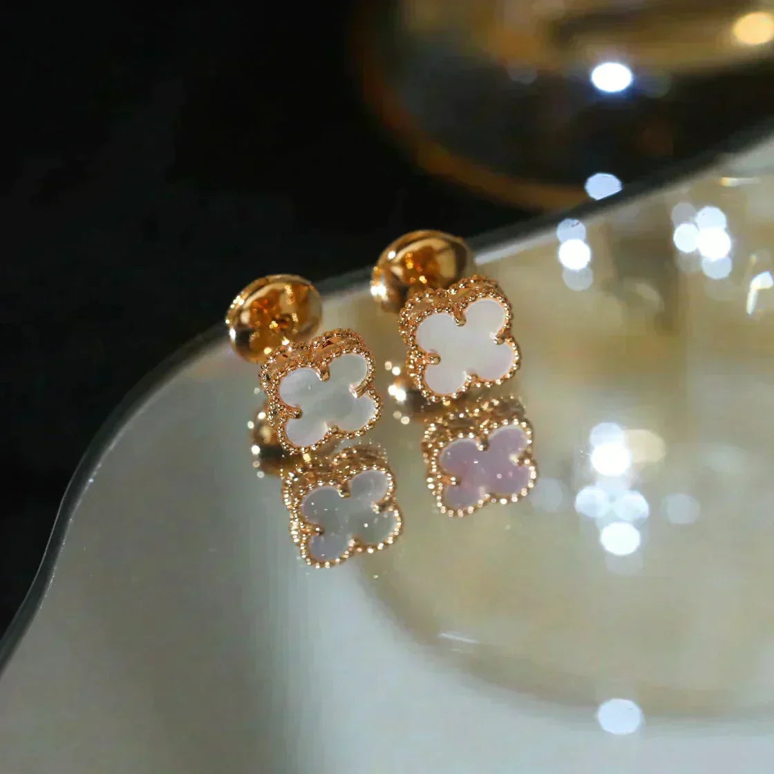 [Cyra]  CLOVER MINI 9.5MM WHITE MOP EARRINGS