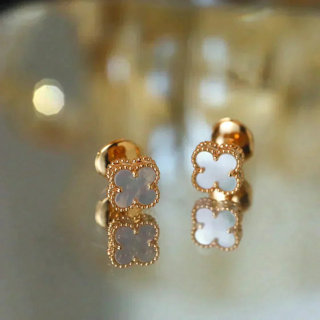 [Cyra]  CLOVER MINI 9.5MM WHITE MOP EARRINGS
