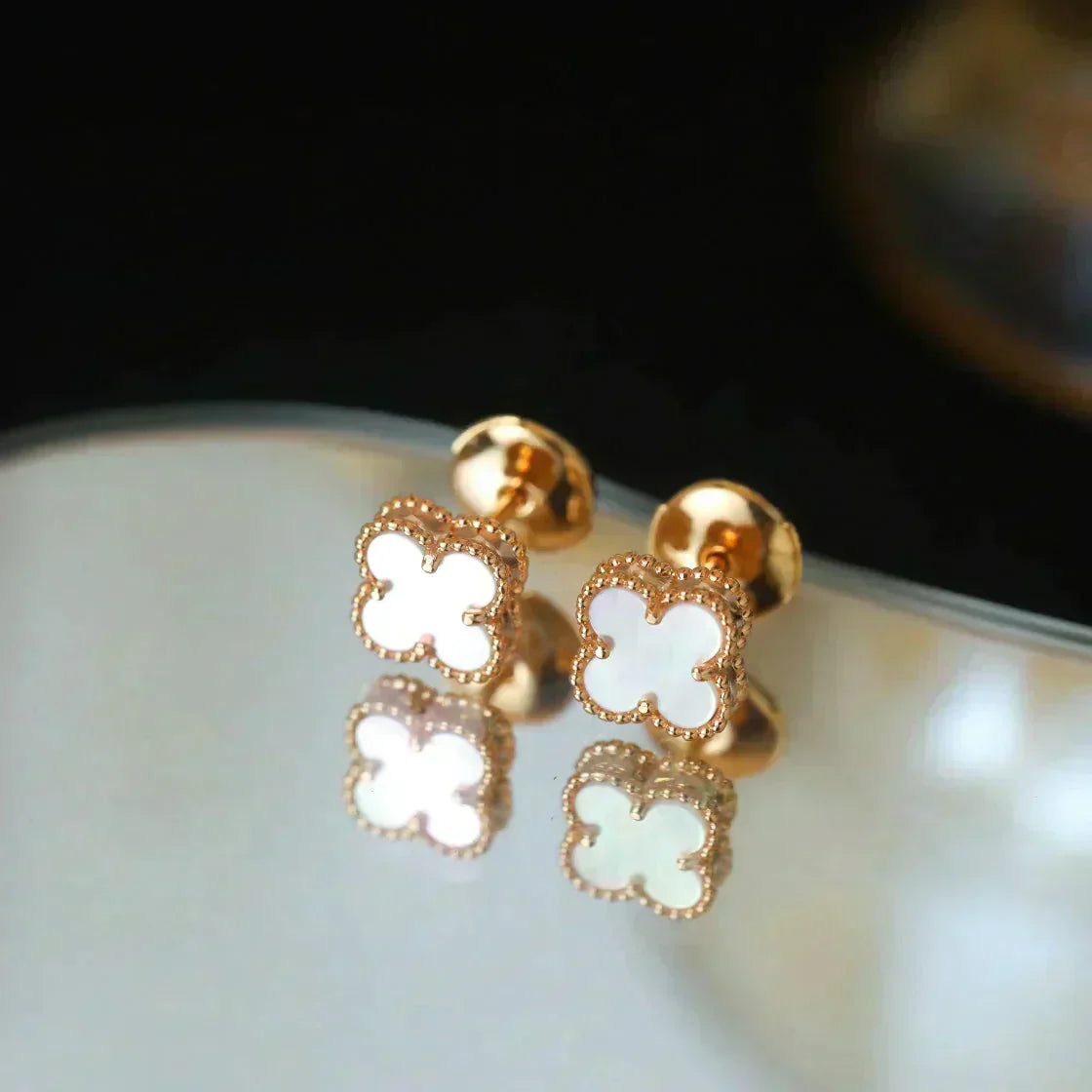 [Cyra]  CLOVER MINI 9.5MM WHITE MOP EARRINGS