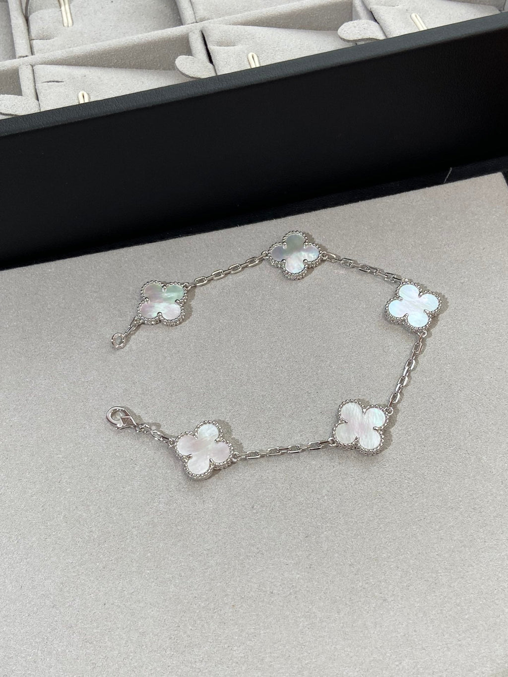 [Cyra] New CLOVER WHITE PEARL MOP 5 MOTIF BRACELET COLLECTION
