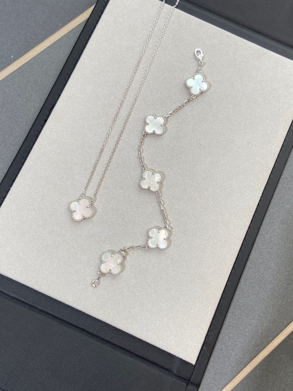 [Cyra] New CLOVER WHITE PEARL MOP 5 MOTIF BRACELET COLLECTION