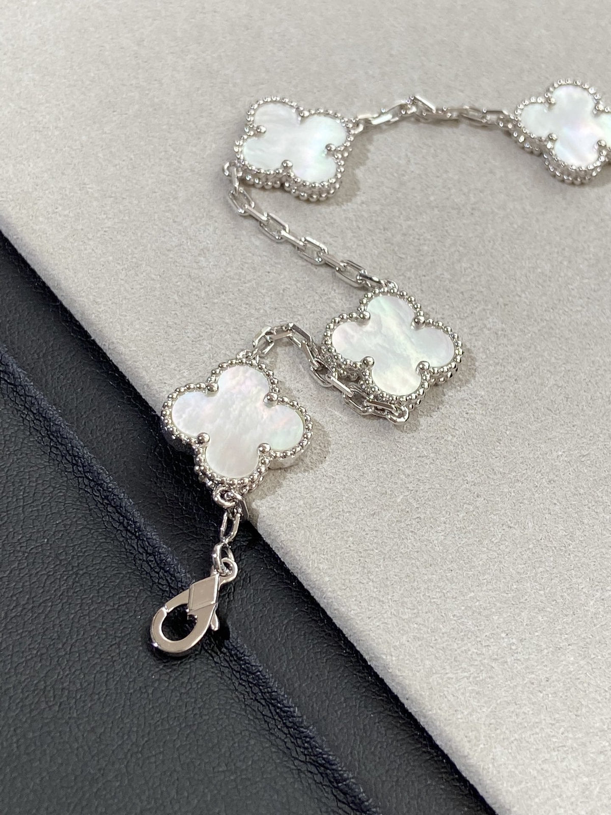 [Cyra] New CLOVER WHITE PEARL MOP 5 MOTIF BRACELET COLLECTION