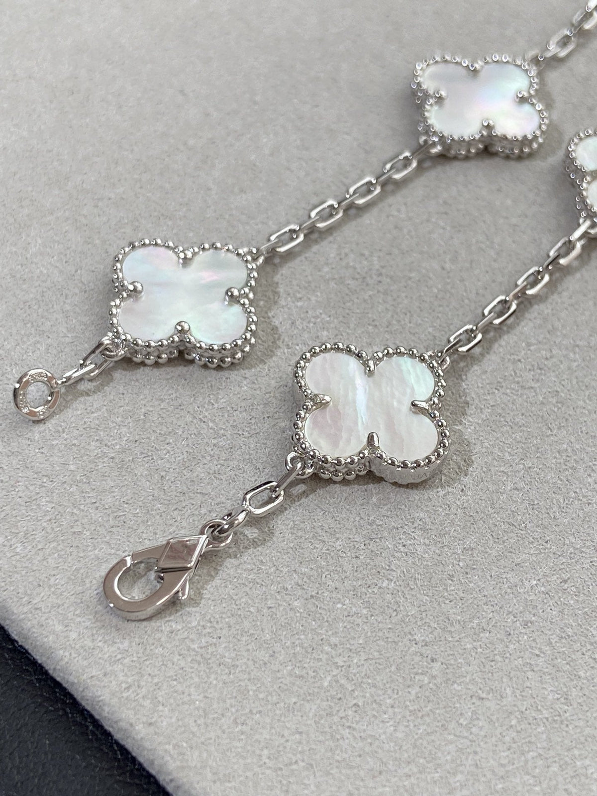 [Cyra] New CLOVER WHITE PEARL MOP 5 MOTIF BRACELET COLLECTION