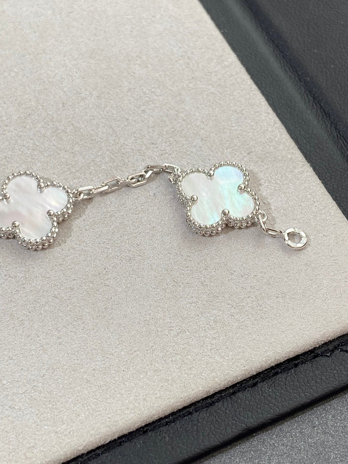 [Cyra] New CLOVER WHITE PEARL MOP 5 MOTIF BRACELET COLLECTION