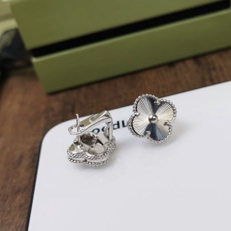 [Cyra]  CLOVER MEDIUM STUD EARRINGS