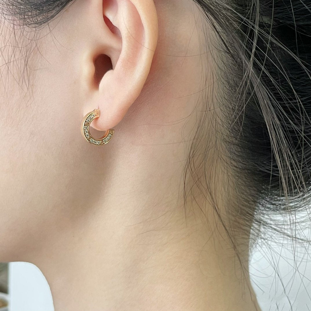 [Cyra]  LOVE DIAMOND EARRINGS