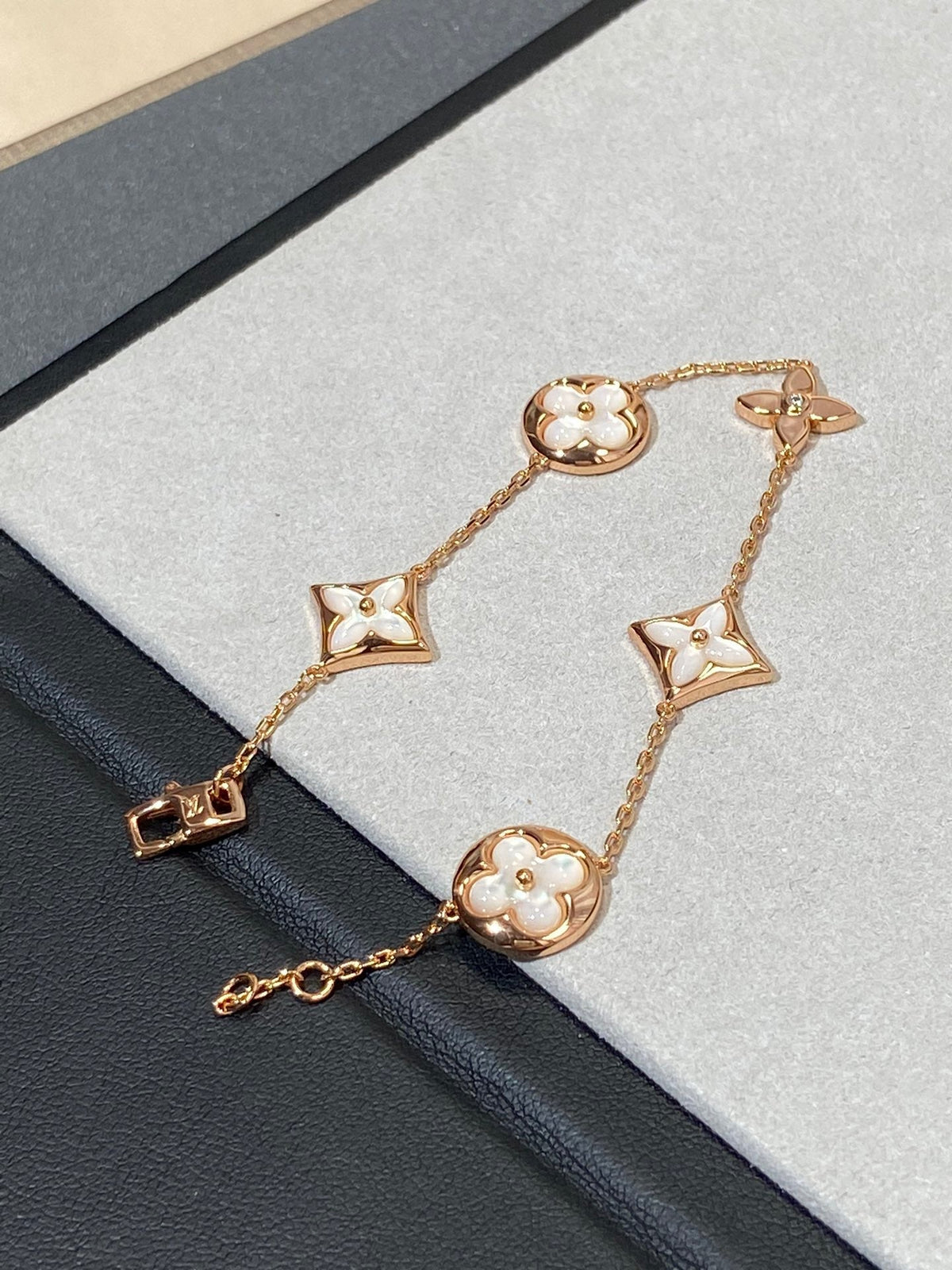 [Cyra]  STAR AND SUN 5 MOTIF MOP PINK GOLD BRACELET