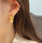 [Cyra] LOVE 5,5-MM-OHRRINGE MIT 1 DIAMANTEN
