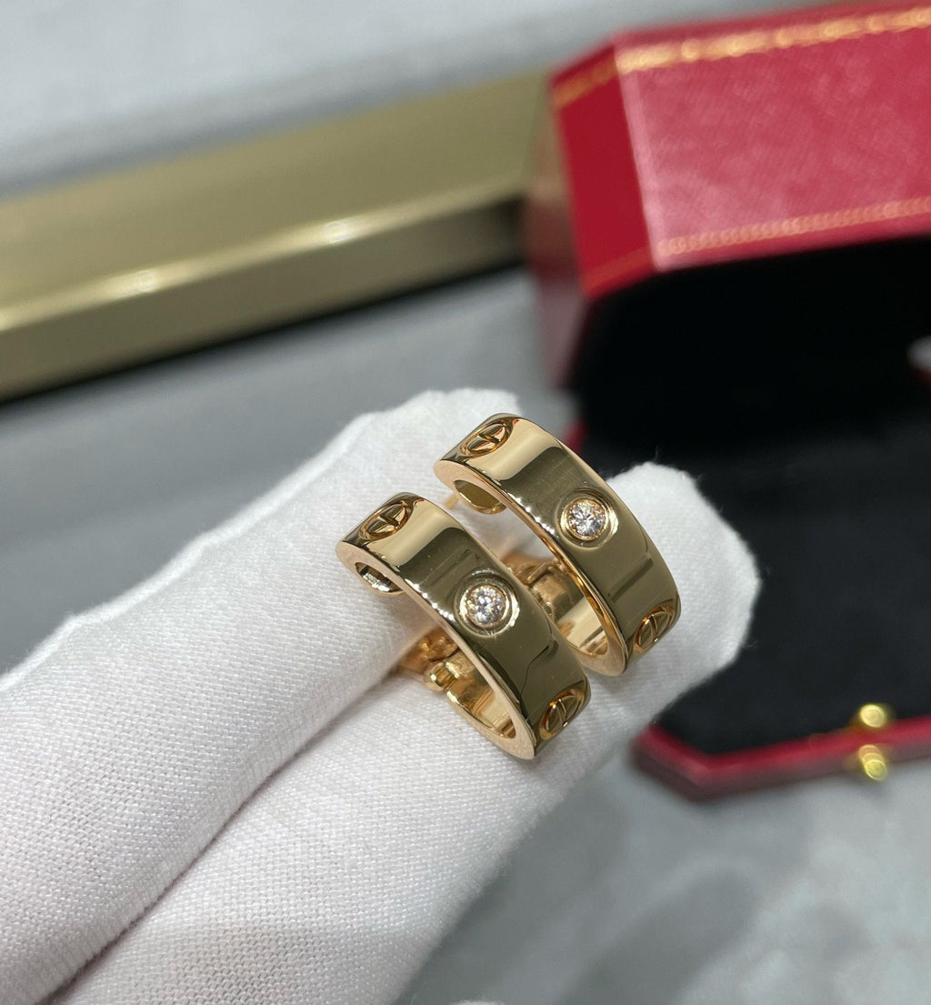 [Cyra] LOVE 5,5-MM-OHRRINGE MIT 1 DIAMANTEN