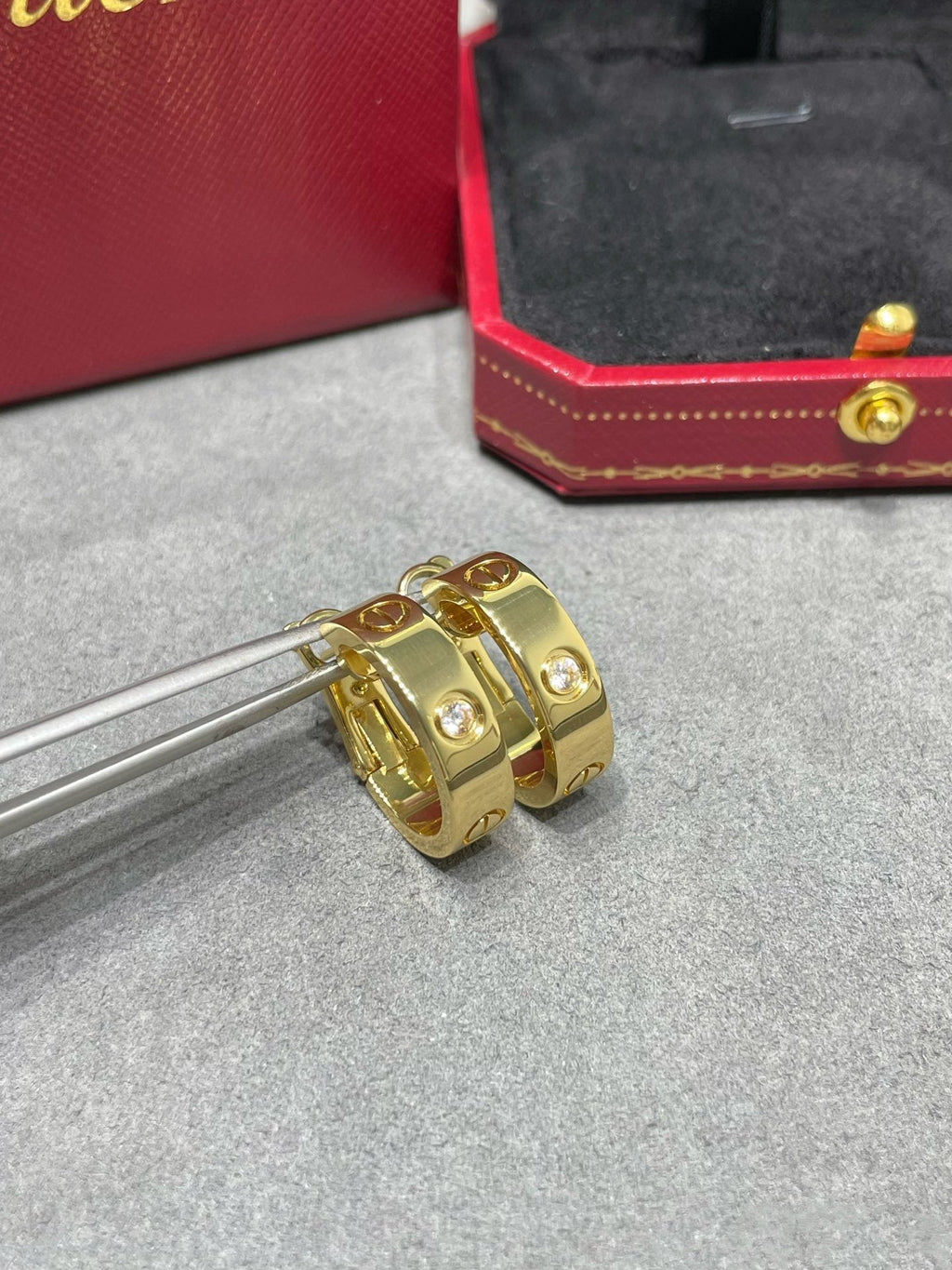 [Cyra] LOVE 5,5-MM-OHRRINGE MIT 1 DIAMANTEN