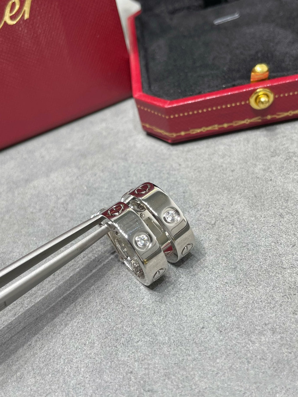[Cyra] LOVE 5,5-MM-OHRRINGE MIT 1 DIAMANTEN