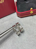 [Cyra] LOVE 5,5-MM-OHRRINGE MIT 1 DIAMANTEN