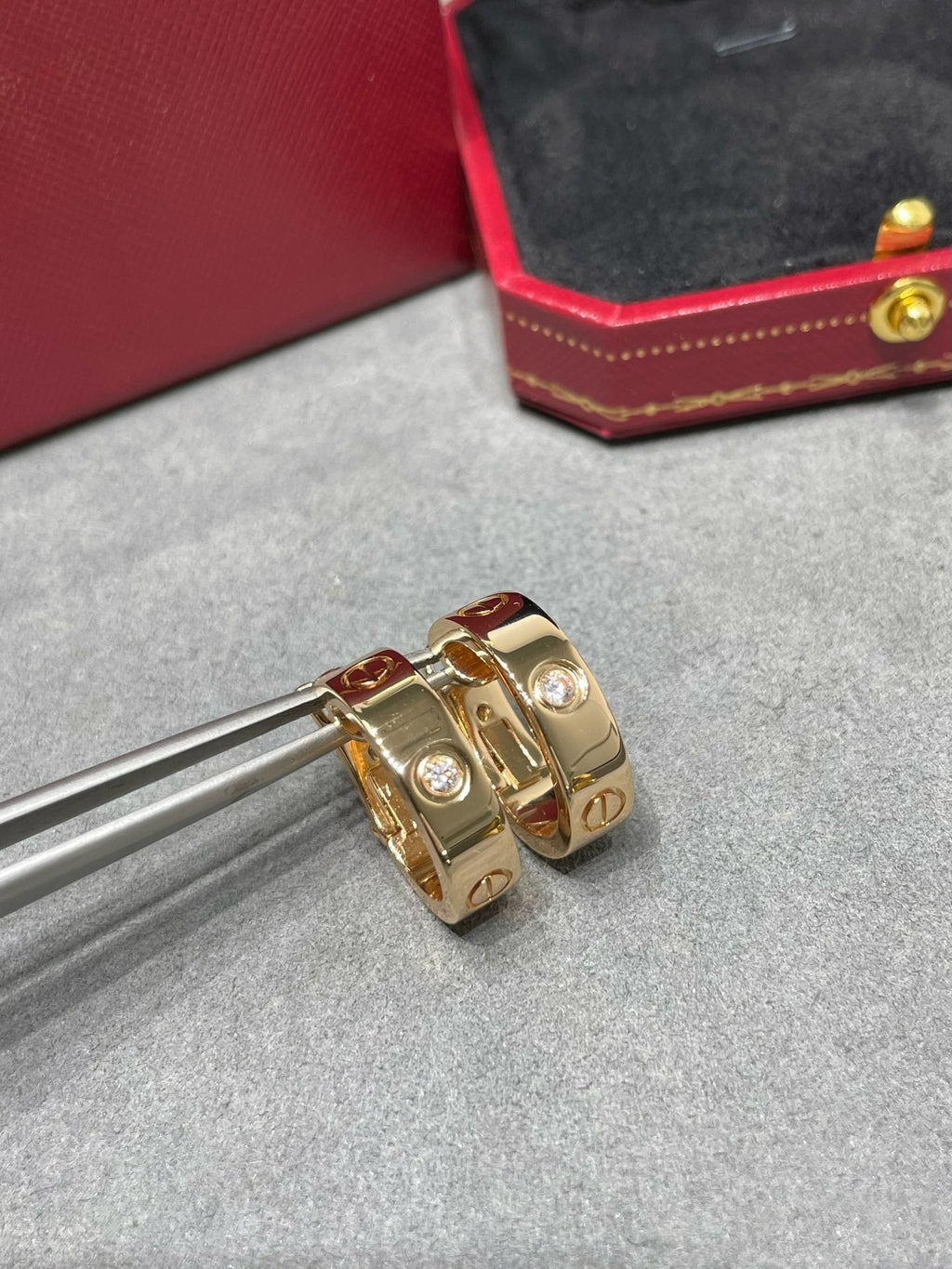 [Cyra] LOVE 5,5-MM-OHRRINGE MIT 1 DIAMANTEN