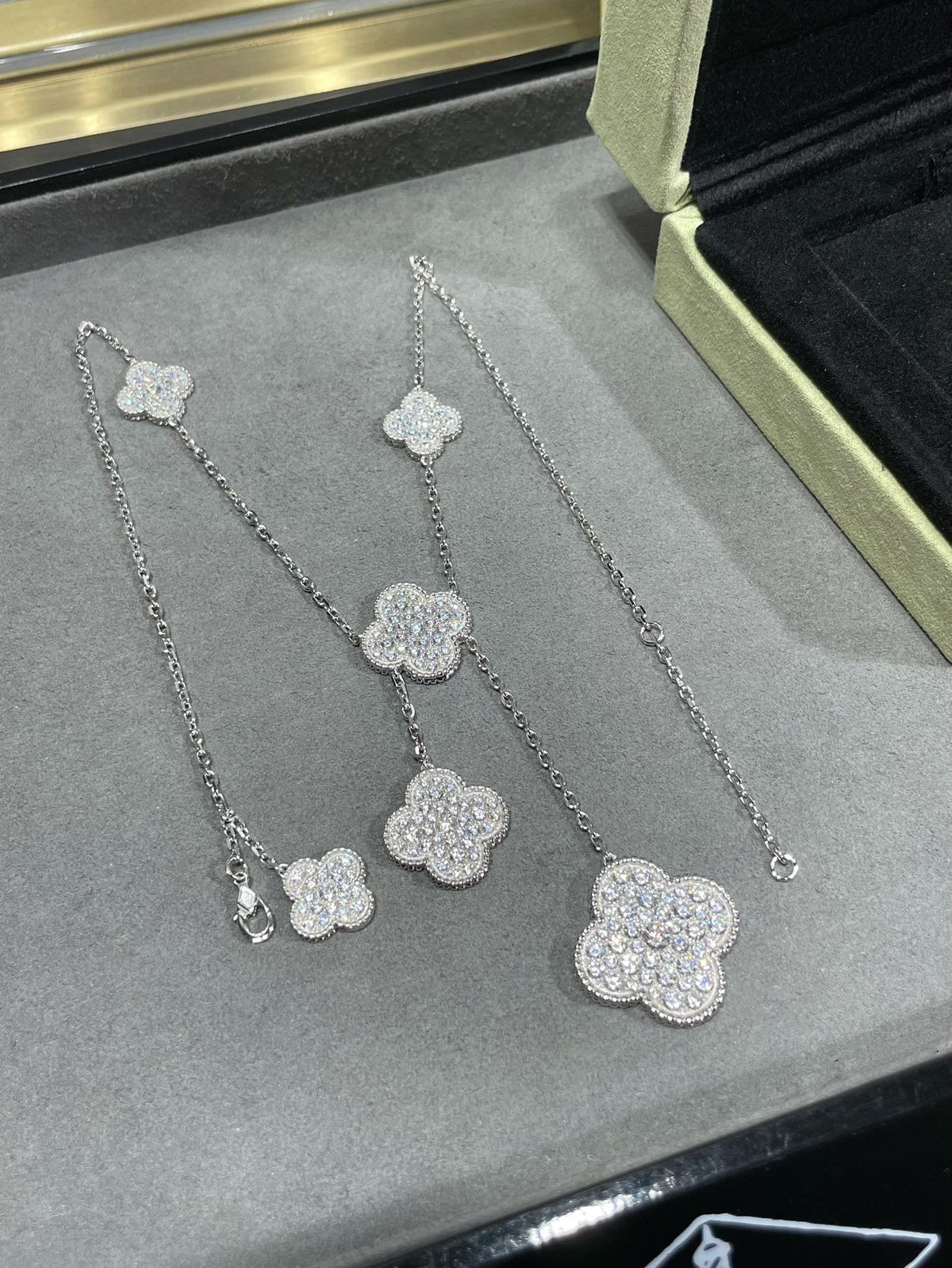 [Cyra]  CLOVER 6 MOTIF DIAMOND PAVED NECKLACE