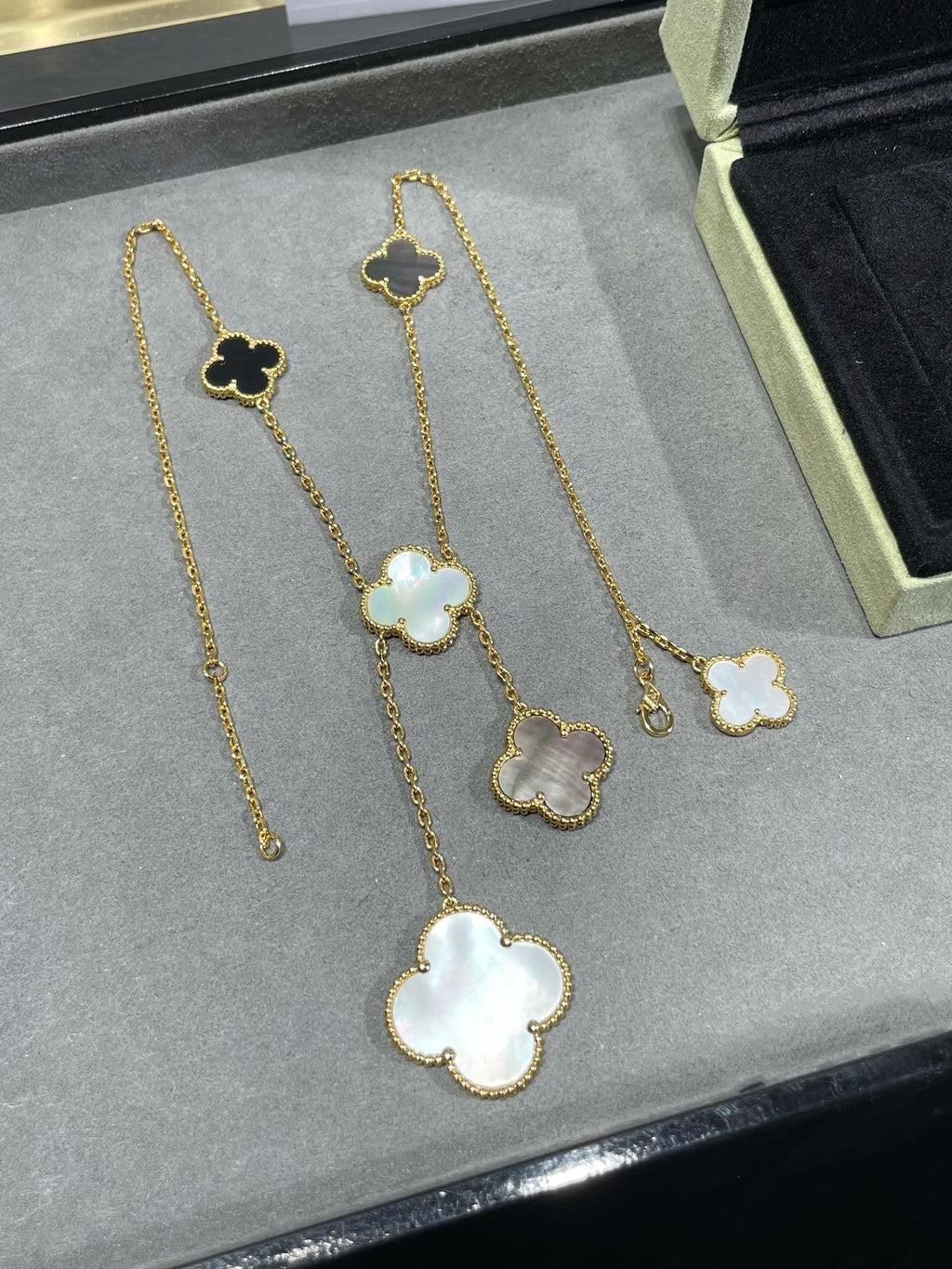 [Cyra]  CLOVER 6 MOTIF MOP ONYX GOLD NECKLACE