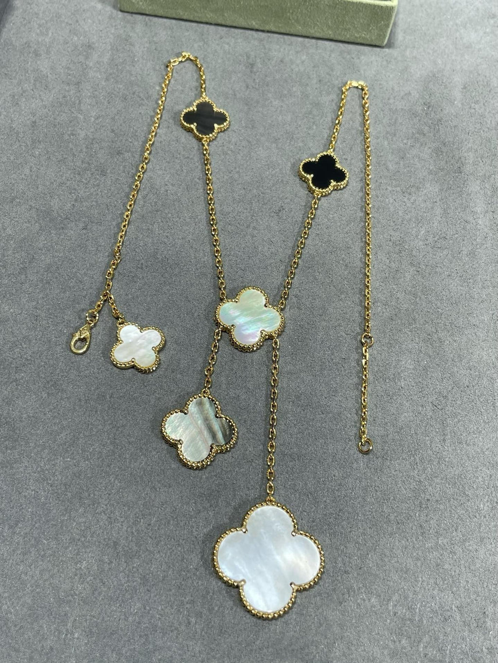 [Cyra]  CLOVER 6 MOTIF MOP ONYX GOLD NECKLACE