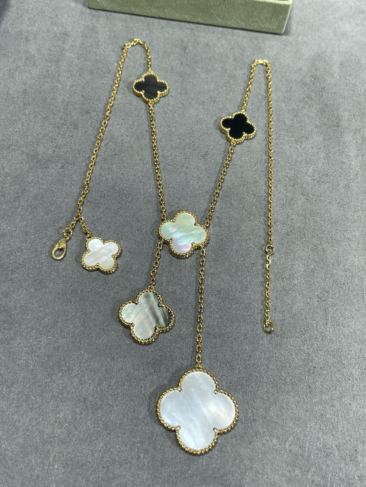 [Cyra]  CLOVER 6 MOTIF MOP ONYX GOLD NECKLACE