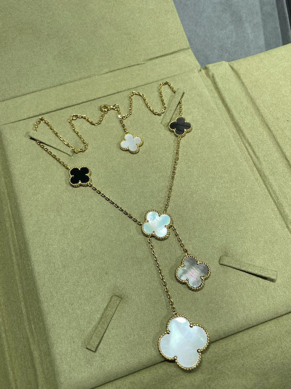 [Cyra]  CLOVER 6 MOTIF MOP ONYX GOLD NECKLACE
