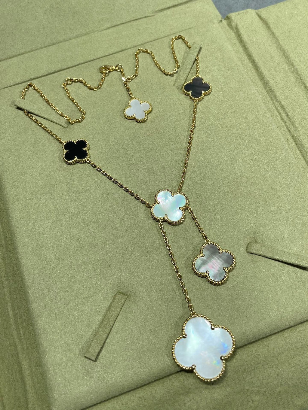 [Cyra]  CLOVER 6 MOTIF MOP ONYX GOLD NECKLACE