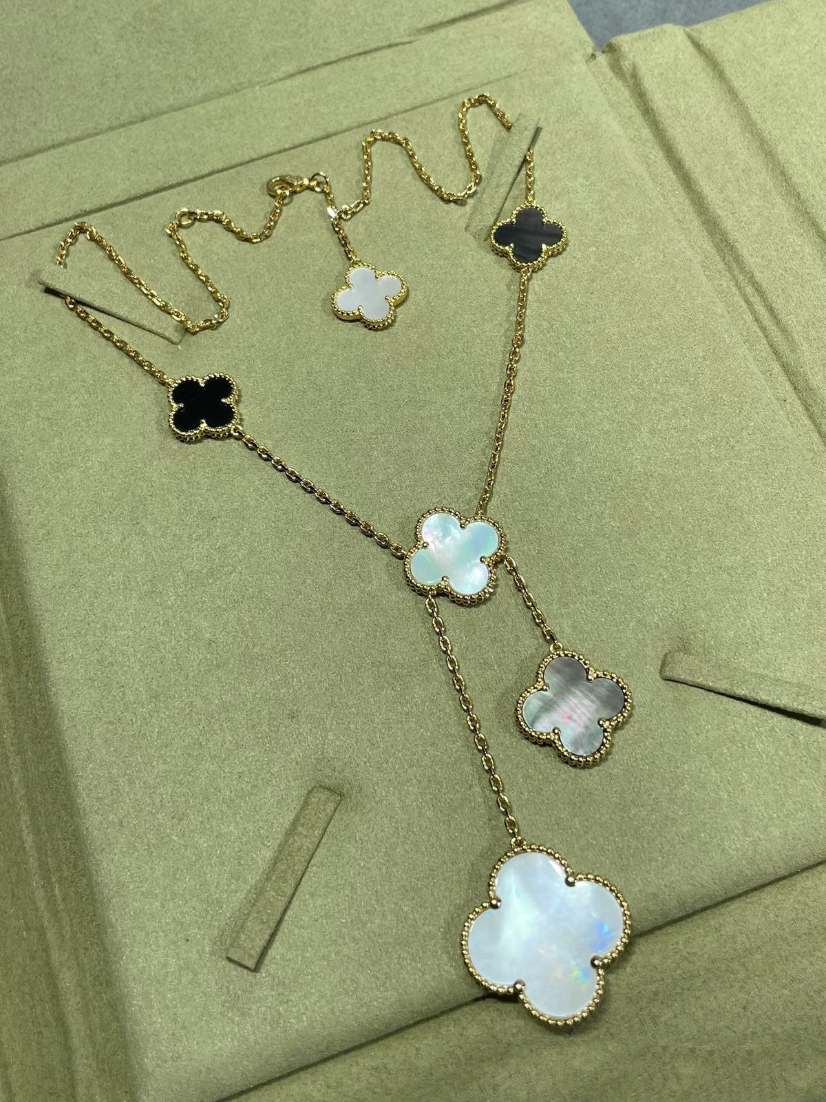 [Cyra]  CLOVER 6 MOTIF MOP ONYX GOLD NECKLACE