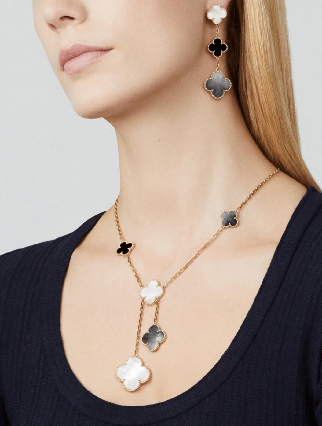 [Cyra] CLOVER 3 MOTIV OHRRINGE PERLMUTT ONYX DUNKLES PERLMUTT ROSÉGOLD