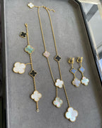 [Cyra] CLOVER 3 MOTIV OHRRINGE PERLMUTT ONYX DUNKLES PERLMUTT ROSÉGOLD
