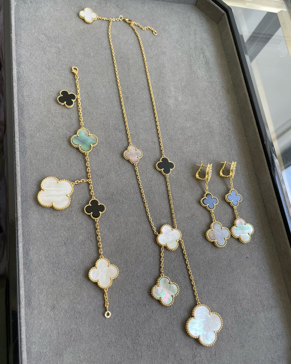 [Cyra] CLOVER 3 MOTIV OHRRINGE PERLMUTT ONYX DUNKLES PERLMUTT ROSÉGOLD