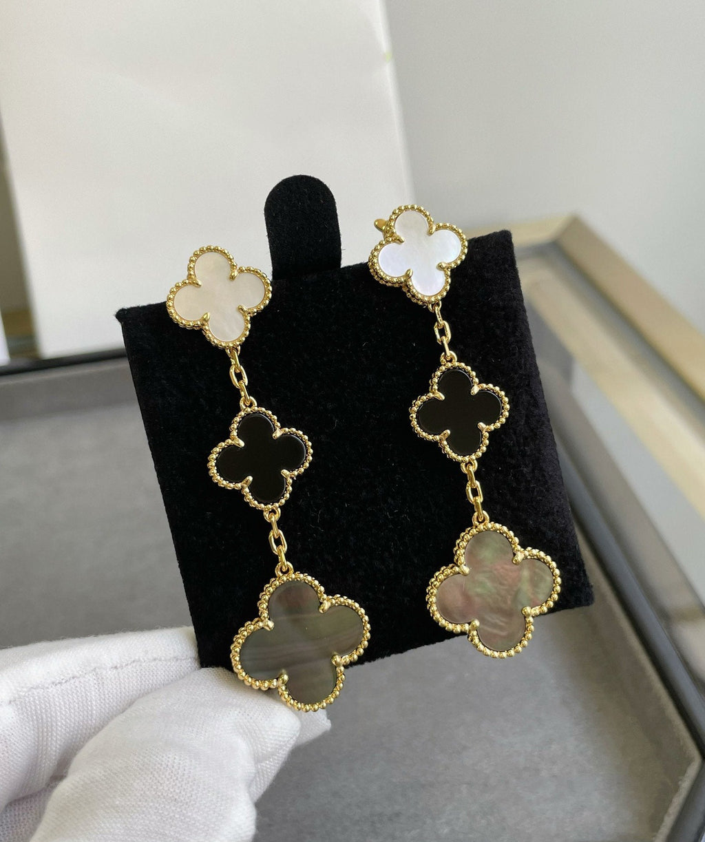 [Cyra] CLOVER 3 MOTIV OHRRINGE PERLMUTT ONYX DUNKLES PERLMUTT ROSÉGOLD