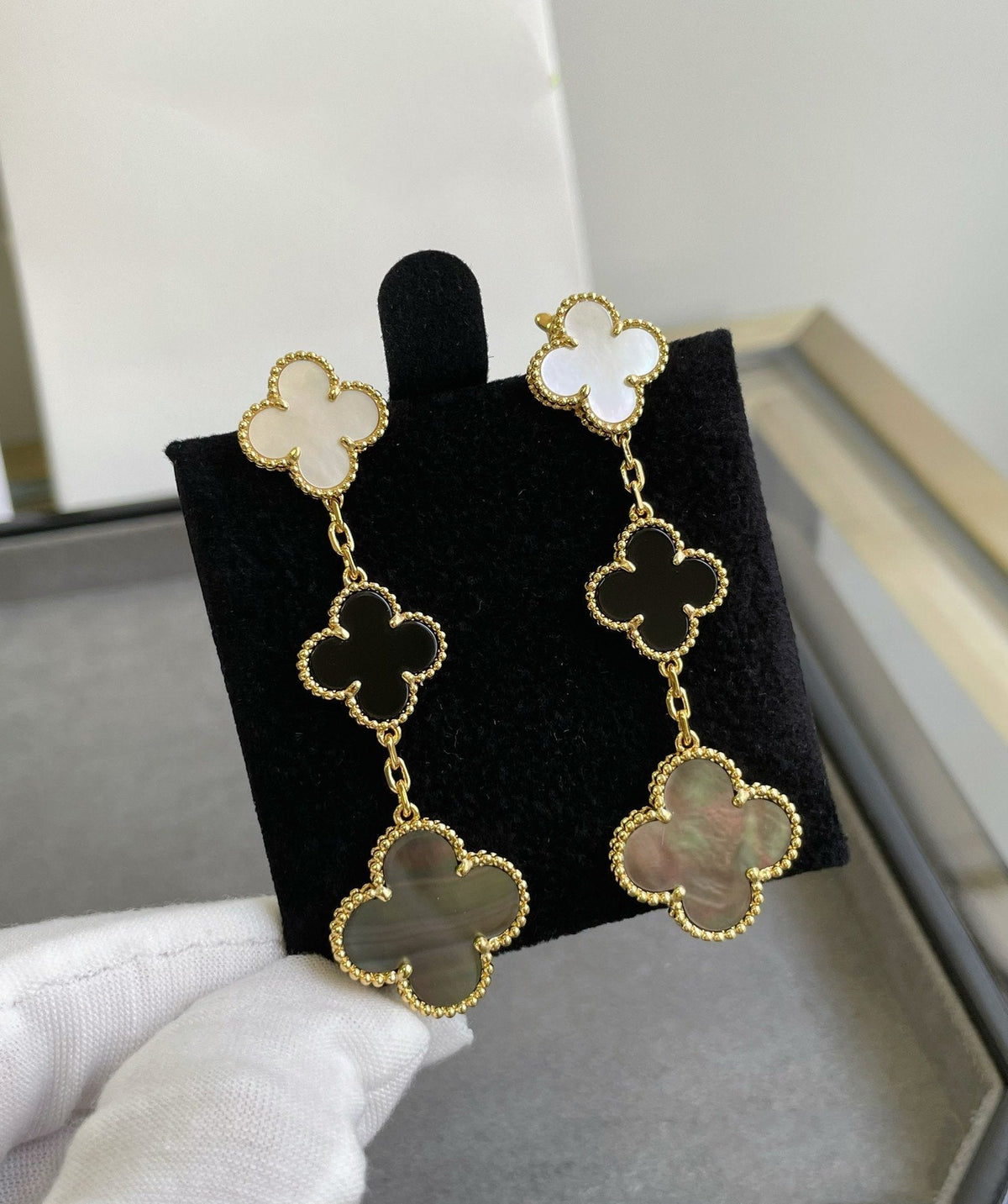 [Cyra] CLOVER 3 MOTIV OHRRINGE PERLMUTT ONYX DUNKLES PERLMUTT ROSÉGOLD