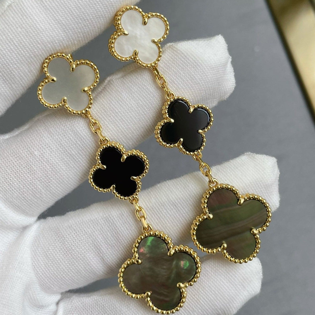 [Cyra] CLOVER 3 MOTIV OHRRINGE PERLMUTT ONYX DUNKLES PERLMUTT ROSÉGOLD