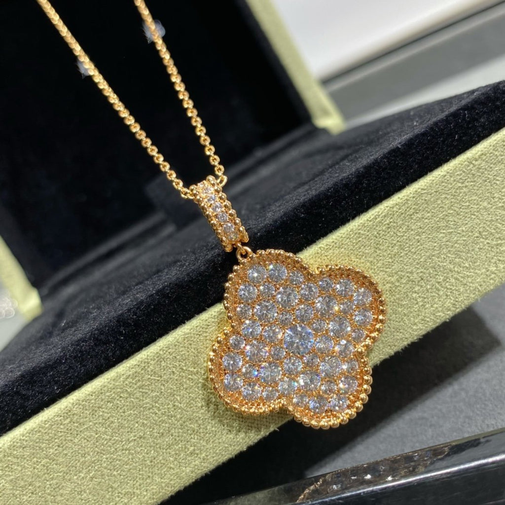[Cyra] CLOVER 25MM GROSSER ANHÄNGER MIT DIAMANT-PAVÉ, LANGE HALSKETTE