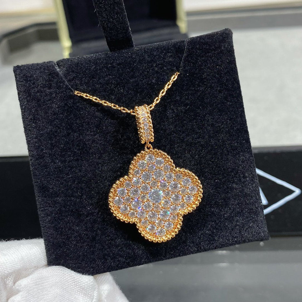 [Cyra] CLOVER 25MM GROSSER ANHÄNGER MIT DIAMANT-PAVÉ, LANGE HALSKETTE