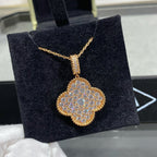 [Cyra] CLOVER 25MM GROSSER ANHÄNGER MIT DIAMANT-PAVÉ, LANGE HALSKETTE