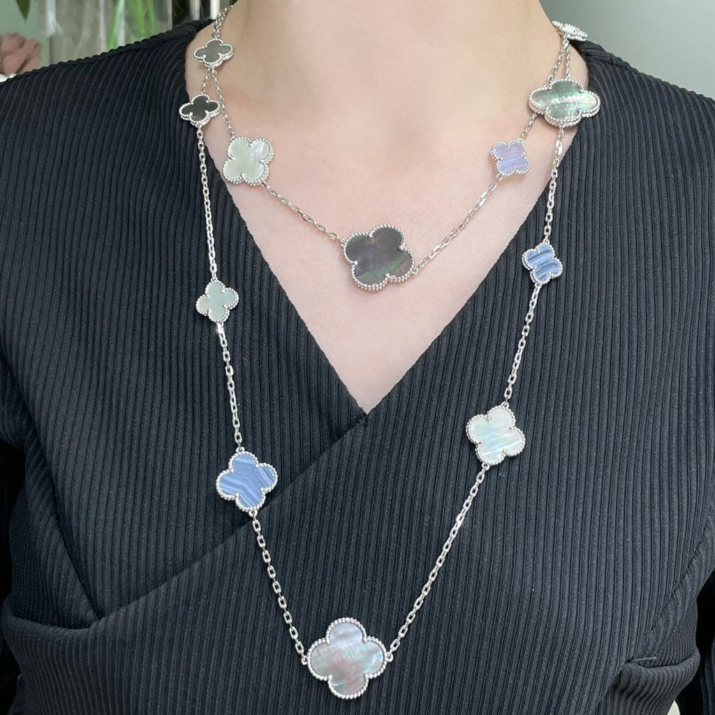 {
  "Cyra": "CLOVER 16 MOTIV HALSKETTE AUS CHALCEDON, PERLMUTT UND SILBER"
}