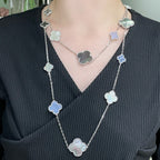 {
  "Cyra": "CLOVER 16 MOTIV HALSKETTE AUS CHALCEDON, PERLMUTT UND SILBER"
}