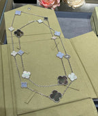 {
  "Cyra": "CLOVER 16 MOTIV HALSKETTE AUS CHALCEDON, PERLMUTT UND SILBER"
}