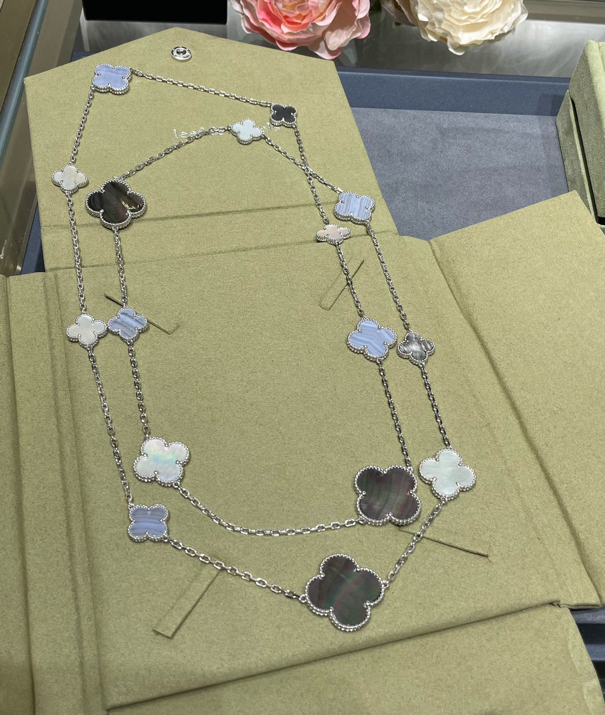 [Cyra]  CLOVER 16 MOTIF CHALCEDONY MOP SILVER NECKLACE