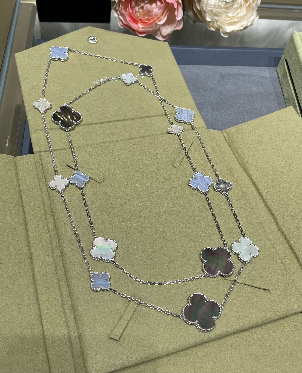 {
  "Cyra": "CLOVER 16 MOTIV HALSKETTE AUS CHALCEDON, PERLMUTT UND SILBER"
}