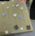{
  "Cyra": "CLOVER 16 MOTIV HALSKETTE AUS CHALCEDON, PERLMUTT UND SILBER"
}
