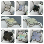 {
  "Cyra": "CLOVER 16 MOTIV HALSKETTE AUS CHALCEDON, PERLMUTT UND SILBER"
}