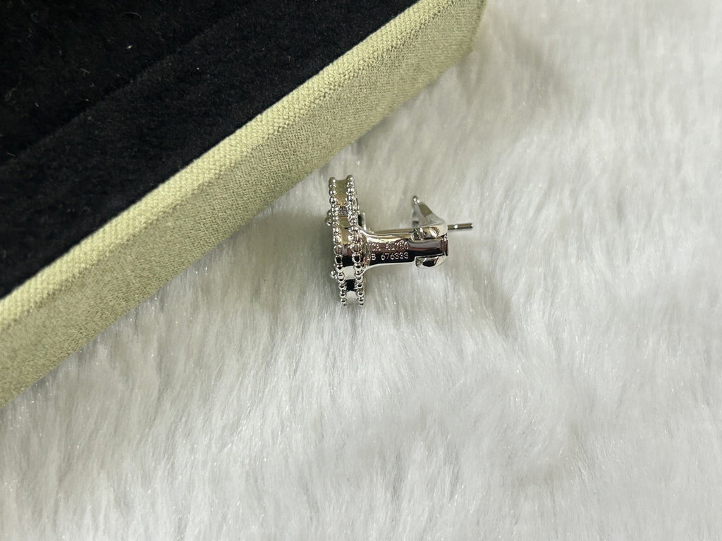 [Cyra]  CLOVER PIETERSITE MEDIUM STUD EARRINGS