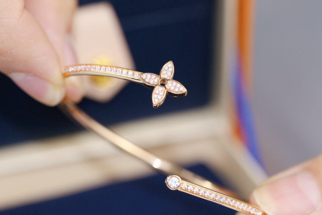 [Cyra]  IDYLLE OFFENES ARMBAND IN ROSÉGOLD MIT DIAMANT-PAVÉ