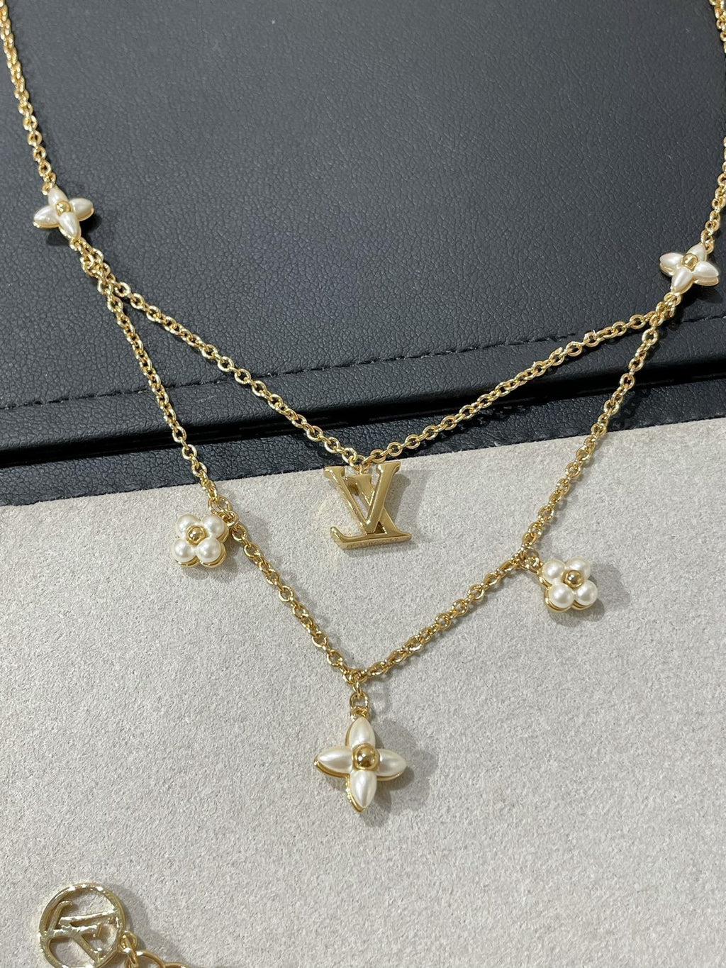 {
  "Cyra": "FLOWERGRAM GOLD MOP DOPPELREIHIGE HALSKETTE"
}