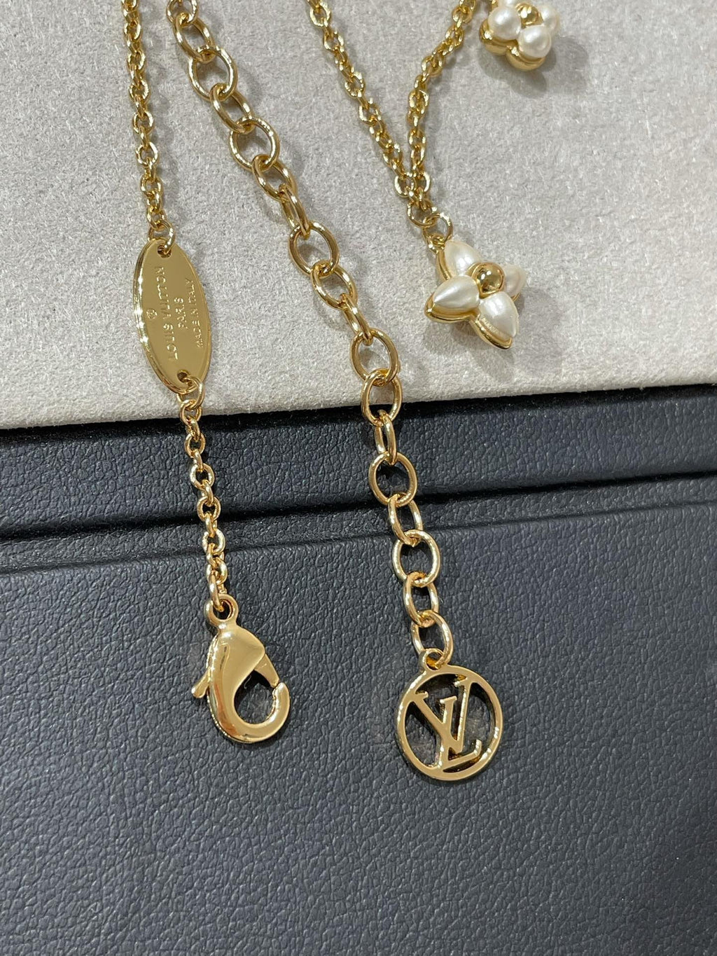 {
  "Cyra": "FLOWERGRAM GOLD MOP DOPPELREIHIGE HALSKETTE"
}