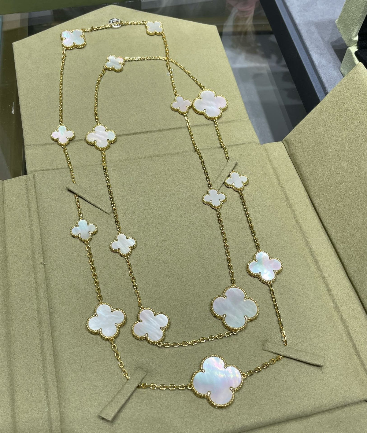[Cyra]  CLOVER 16 MOTIF WHITE MOP GOLD NECKLACE