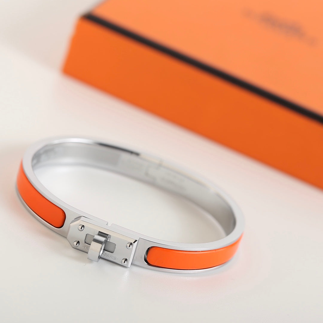 [Cyra]  HM KELLY ORANGES ARMBAND